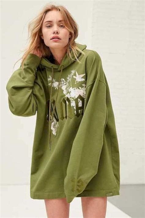 how to wear oversized hoodies
